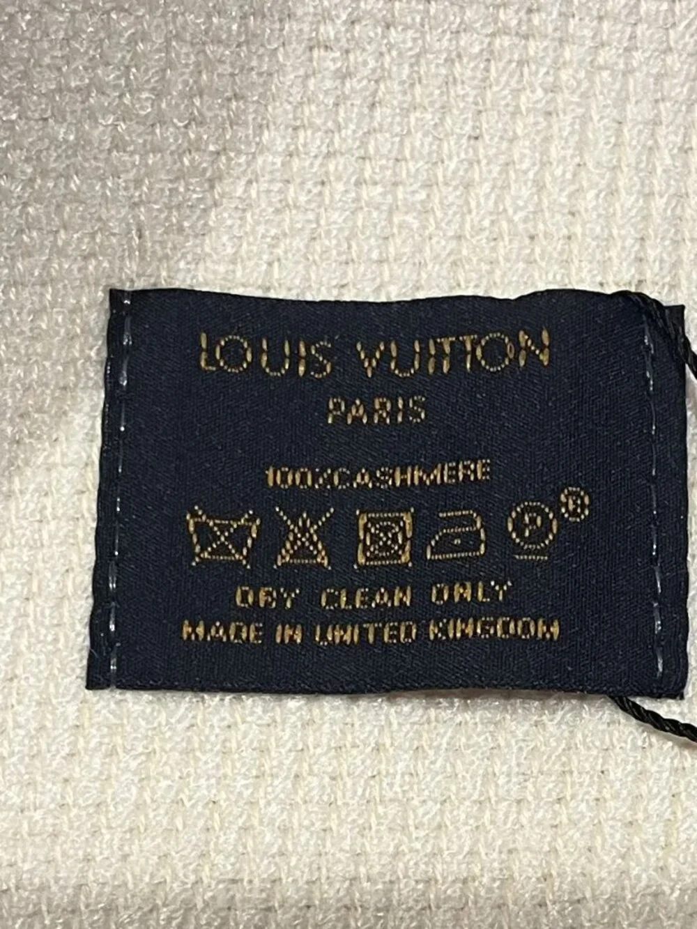 Louis Vuitton LV Essential Scarf - Picture 4 of 5